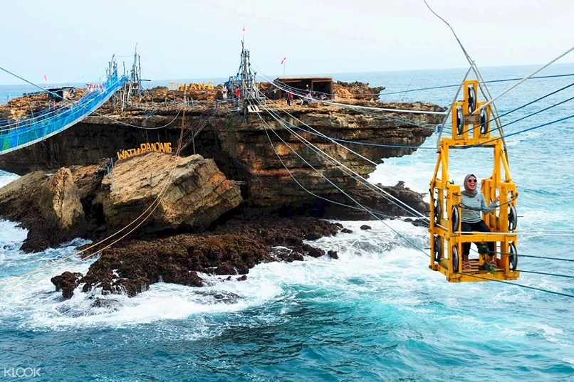 Menyeberangi Laut Lepas Menaiki Gondola Tradisional di Pantai Timang