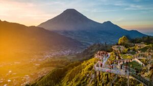 Pintu Langit Sky View Dieng, Spot Golden Sunrise Terbaik Tanpa Mendaki