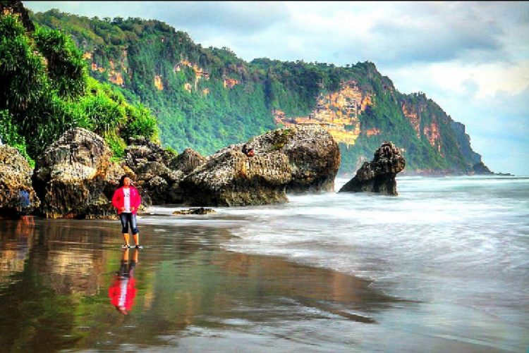 Pantai Samas Bantul pengunjung berfoto di atas tebing dengan pemandangan laut